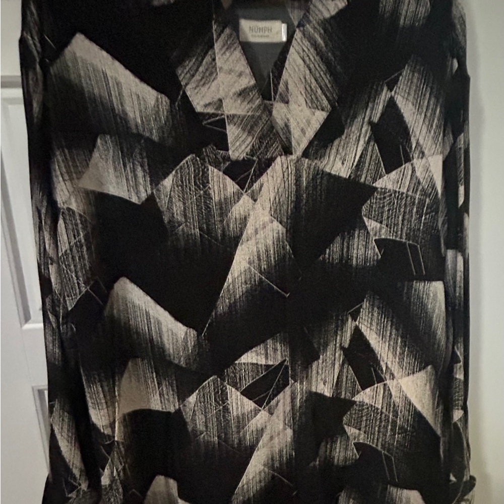 #71 Numph designer. Black and White Geometric long sleeve dress